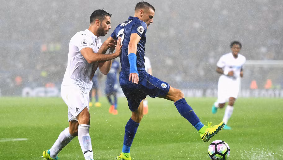 Sự yếu kém của Jordi Amat (trắng) bên phía Swansea City đã là cơ hội để Vardy mang về chiến thắng đầu tay cho ĐKVĐ Leicester City tại vòng 3 giải Ngoại hạng Anh.