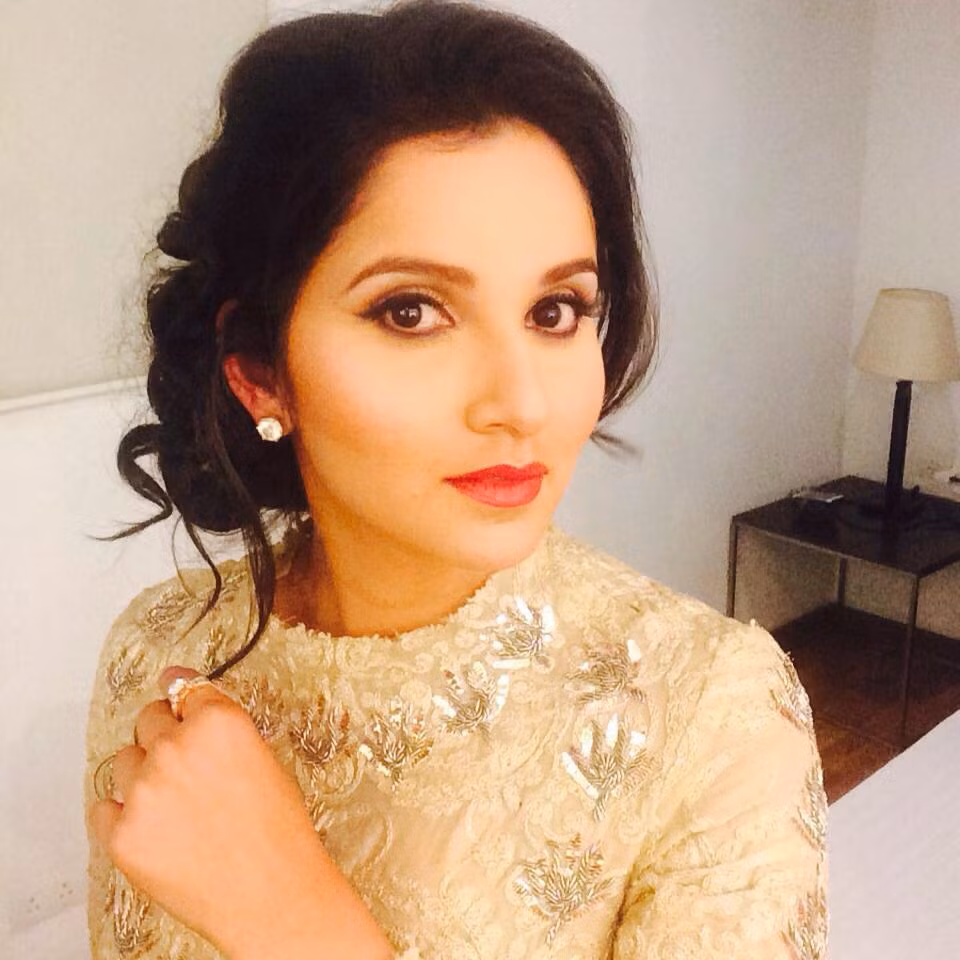 Sau thời gian dài không thành công với sự nghiệp đánh đơn. Năm 2012, Sania Mirza quyết định chuyển sang đánh đôi nữ, đôi nam nữ. Với nội dung này, cô gái 28 tuổi này đã gặt hái nhiều thành công với tổng cộng 26 chức vô địch WTA trong đó có 3 danh hiệu cao quý nhất đó là Australia Open 2009, Pháp mở rộng 2012 và US Open 2014.