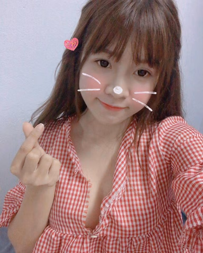 Theo điều tra của dân mạng, "bạn gái tin đồn" của Văn Lâm có tên là Bùi Thị Yến Xuân, sinh sống và làm PT tại TP.HCM.