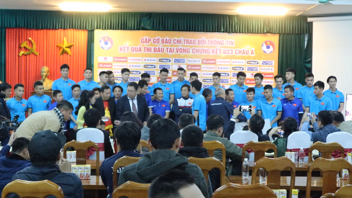 Các cầu thủ U23 Việt Nam có mặt trong buổi họp báo mừng công.