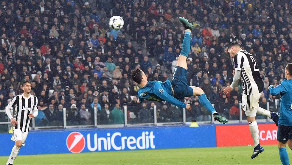 Chuyển nhượng bóng đá mới nhất từ Don Balon, sau khi vẽ siêu phẩm vào lưới Juventus, Ronaldo yêu cầu lãnh đạo Real Madrid tăng lương lên 500.000 bảng/ tuần. Ảnh: Don Balon