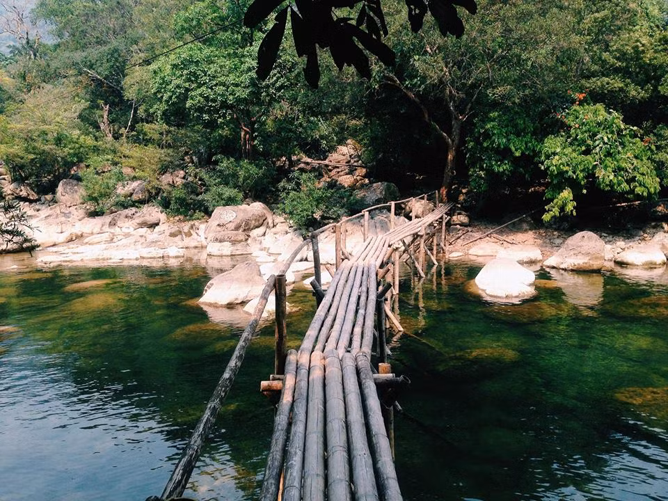 Chiếc cầu tre đơn sơ bắc qua suối Mọoc.