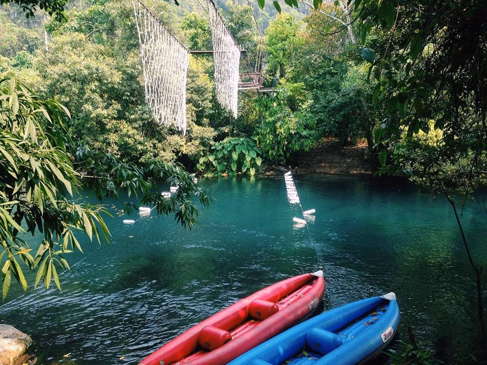 Khung cảnh và thời tiết nơi đây vô cùng thích hợp cho những chuyến picnic cùng gia đình bạn bè. Ngồi giữa dòng nước mát, với tiếng suối chảy và tiếng chim hót muôn nơi.
