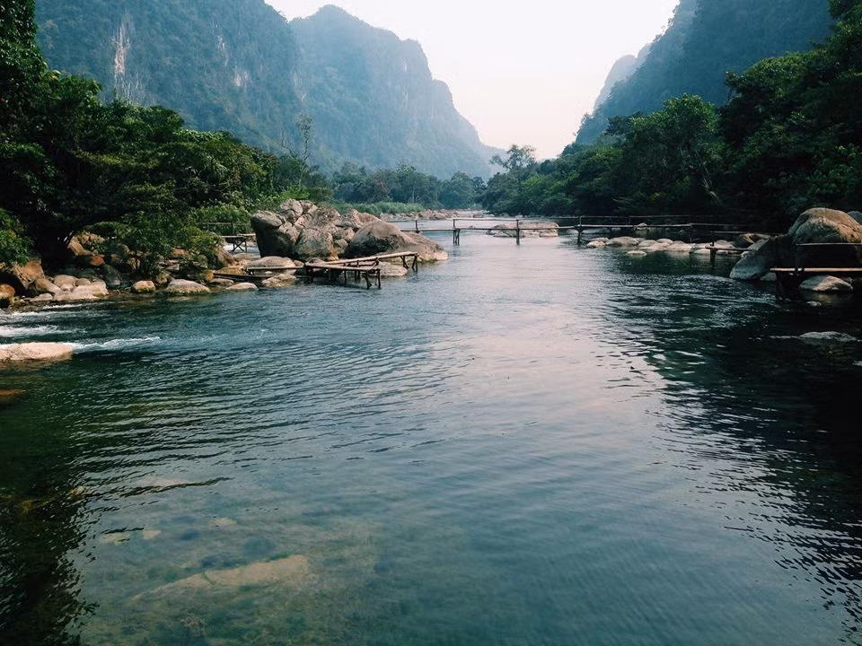 Với những du khách tới tham quan sông Chày, suối Mọoc, họ sẽ được hòa mình vào thiên nhiên và tham gia vào những hoạt động mạo hiểm thú vị, như zipline (một hình thức đu dây) để thả mình vào làn nước mát lạnh, tham gia các trò chơi dưới nước hay chèo thuyền kayak.