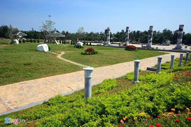 Nơi đây còn thiếu nhiều cây xanh. Để tránh nắng mưa, khách tham quan phải di chuyển một quãng đường xa để đến các dãy nhà dừng chân.