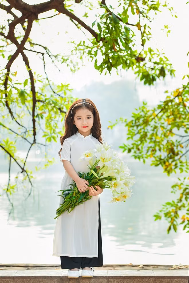 Vào mỗi độ tháng 3 hàng năm, khi mùa hoa loa kèn bắt đầu rộ báo hiệu mùa hè cũng đã bắt đầu đua nở và nhiều người bắt đầu chọn cho mình việc lưu giữ khoảnh khắc quý giá bên cạnh loài hoa tinh khôi này.