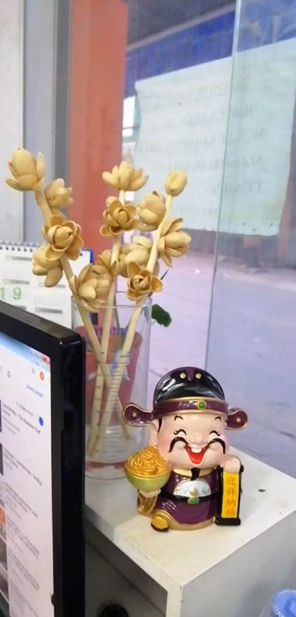 Những đóa hoa từ vỏ hạt dẻ cười, hạt bí tuy mộc mạc nhưng thể hiện bạn là người vô cùng khéo tay.