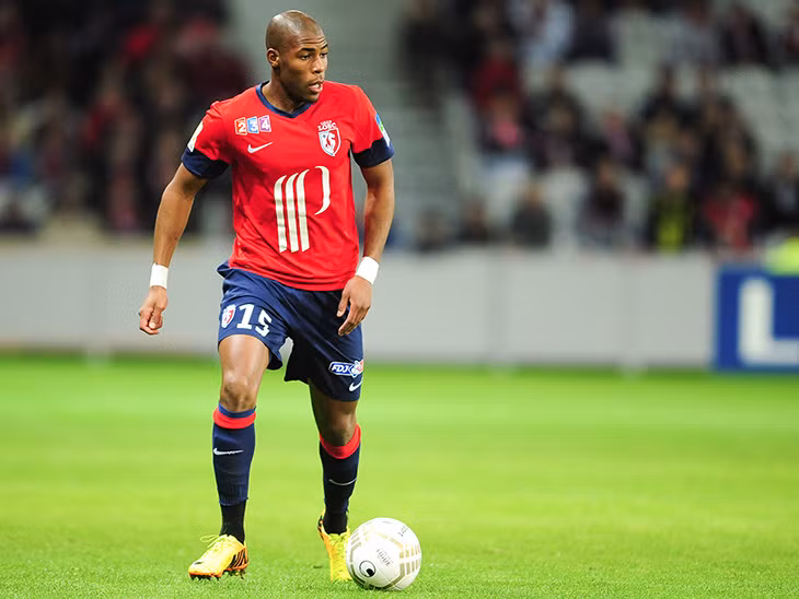 Sao Monaco bật đèn xanh cho Arsenal: Trong một diễn biến mới đây về vụ chuyển nhượng bóng đá, hậu vệ Djibril Sidibe khẳng định sẽ cân nhắc rời khỏi Monaco nếu như có ông lớn nào tại châu Âu đáp ứng được yêu cầu về thời lượng ra sân của anh. Mùa này, Sidibe đã ra sân tổng cộng 38 lần cho Monaco, đóng góp được 3 bàn thắng cùng 5 đường kiến tạo. Anh cùng với Benjamin Mendy đang là bộ đôi hậu vệ cánh được săn đón nhiều nhất tại châu Âu.