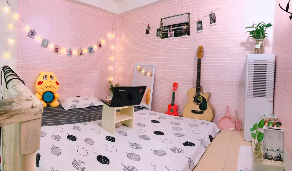 Theo đó, khi thuê phòng trọ, Minh Phượng nhận được căn phòng chỉ vỏn vẹn vài chục m2 nhưng trông khá chật hẹp và cũ kĩ. Tuy nhiên, do vị trí thuận lợi, gần chỗ làm mà chủ nhà lại nhiệt tình, dễ tính nên Phượng đã quyết định tự sửa phòng trọ lại toàn bộ nội thất để có chỗ ở ổn hơn.