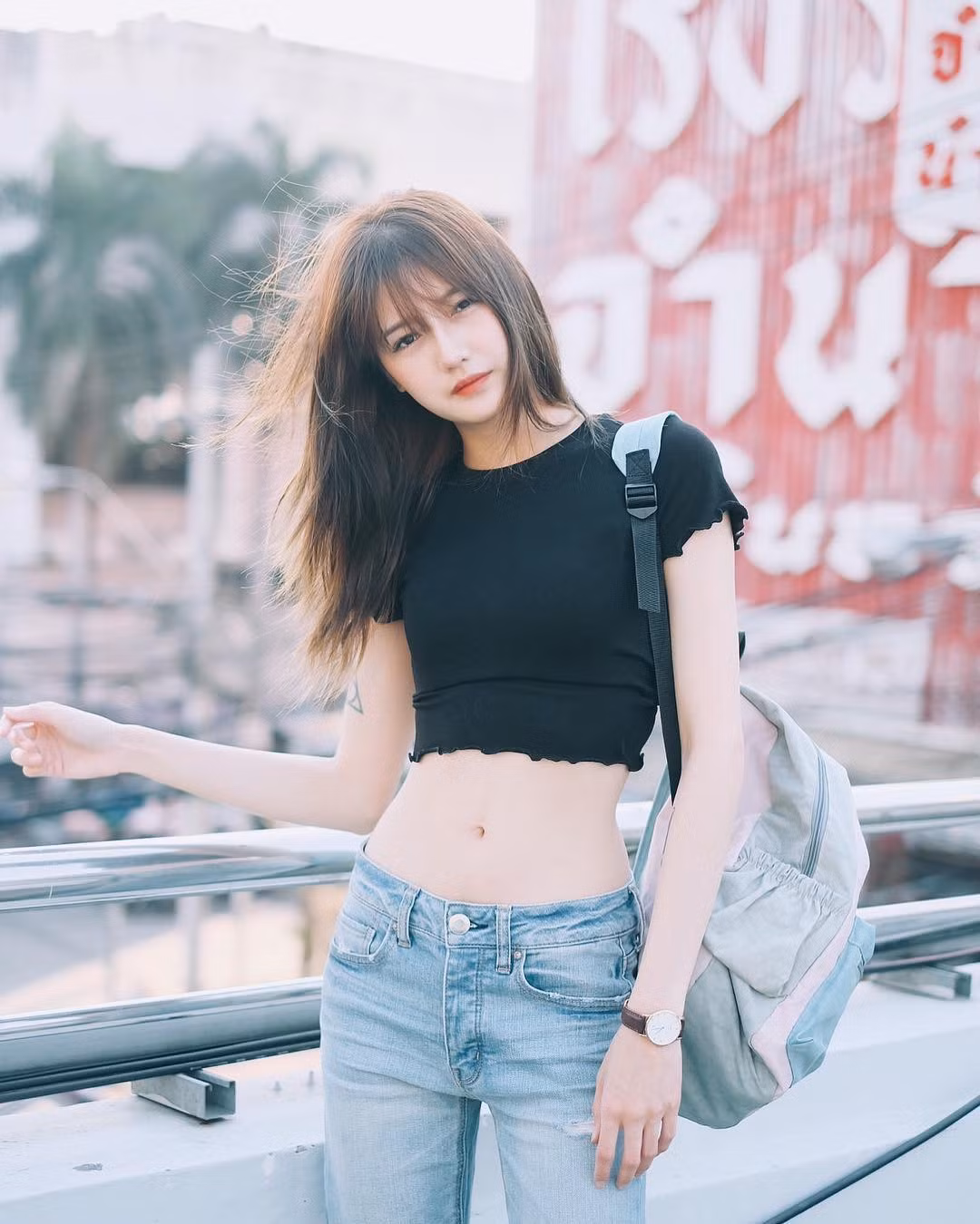 Ngoài khuôn mặt, làn da thì nhiều chị em phụ nữ cũng mơ ước mình có một vòng eo theo dạng "con kiến" cực chuẩn để không hổ thẹn với mọi người. Bởi vậy, nếu nói không quá khi các cô gái sở hữu vòng eo con kiến cực chuẩn luôn thu hút được sự chú ý của nhiều người mà điển hình như cô bạn người Thái Lan có tên Sinesyn.