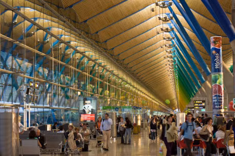 Sân bay Madrid - Barajas, Tây Ban Nha: Sân bay đầy màu sắc và hùng vĩ với sự kết hợp của các cấu trúc nhấp nhô và nhiều điểm nhấn bên trong cùng với ánh sáng tự nhiên làm cho khách qua sân bay có một cảm giác thú vị.