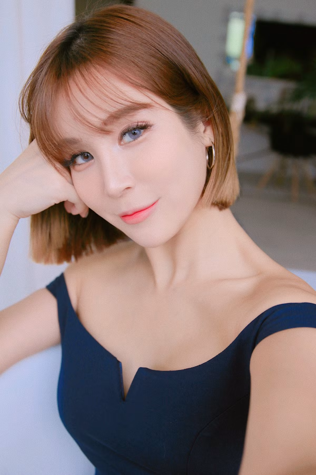 Không chỉ vậy, cũng chính thân hình khiêu gợi với những đường cong nhẹ nhàng nhưng hết sức gợi cảm và đặc biệt là vòng eo con kiến của Miyake Ng cũng là điểm nhấn khiến cho các blogger của cô có một lượng fan rất lớn và ổn định.