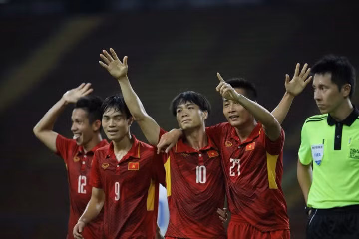 Không những vậy, chính sự đóng góp của Công Phượng đã xóa nhòa đi tất cả mọi định kiến về cách dùng người của HLV Hữu Thắng từ trước tới nay vẫn luôn ưu ái các cầu thủ người Nghệ An. Ảnh: Goal.com