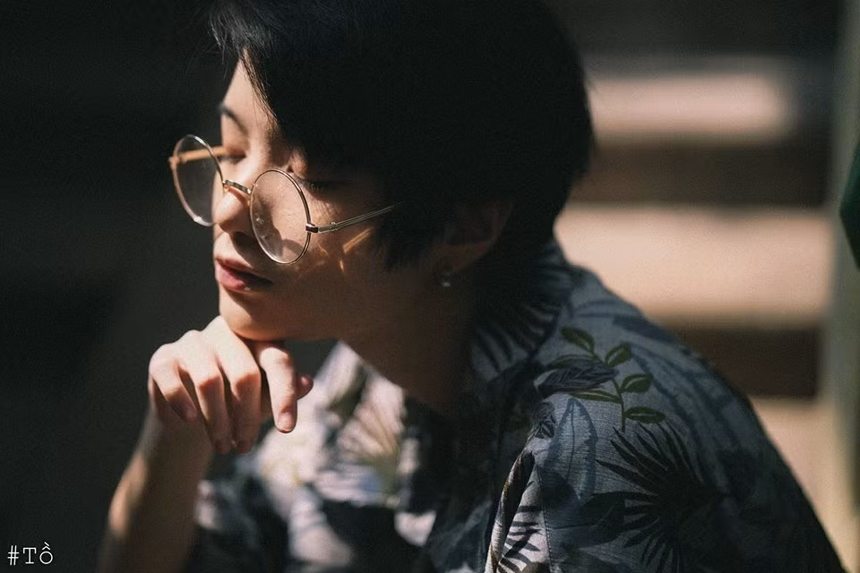 Khác với thần thái lạnh lùng trên các bức ảnh, Kim Liên ngoài đời khá mơ mộng nhưng vẫn thực tế, vừa nhẹ nhàng nhưng vẫn cá tính.