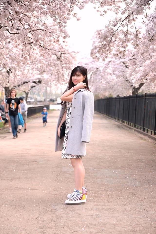 Chia sẻ về bản thân, cô gái xinh đẹp quê vùng Tây Nguyên cho biết: "Mình du học từ lúc 19 tuổi và đã tích cóp được một ít thành tích cho bản thân như tốt nghiệp đại học loại giỏi tại Depaul University, Chicago, Mỹ".