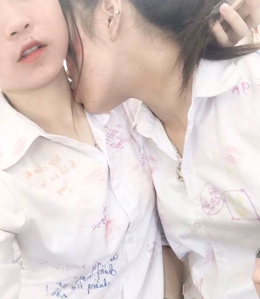"Nụ hôn đồng tính" được các bạn nữ trong chiếc áo đồng phục trao cho nhau một cách tự nhiên như không có chuyện gì xảy ra.