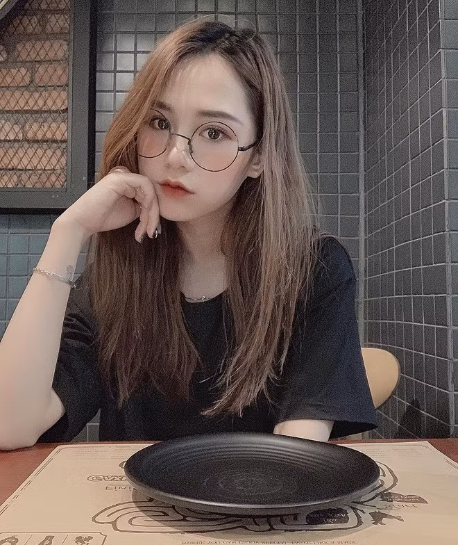 Cụ thể, trang một trang tin Trung Quốc, Phương Anh được nhắc đến bằng dòng giới thiệu: ""Hot girl đến từ Việt Nam sở hữu lượng follow lên tới hơn 140k lượt, sở hữu nhan sắc xinh đẹp, ngọt ngào, tươi mới..."