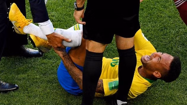 Chuyển nhượng cầu thủ từ AS, Neymar mắc phải tệ hơn rất nhiều so với dự kiến ban đầu và có khả năng sẽ tái phát nếu Neymar tiếp tục sự nghiệp chơi bóng đỉnh cao vậy nên khả năng về Barca của cầu thủ này còn bỏ ngỏ.