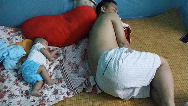 Các mẹ bỉm sữa thi nhau khoe ảnh con giống bố. Trong ảnh, 2 cha con khi ngủ cũng phải tạo dáng kiểu "quay lưng" với cả thế giới.