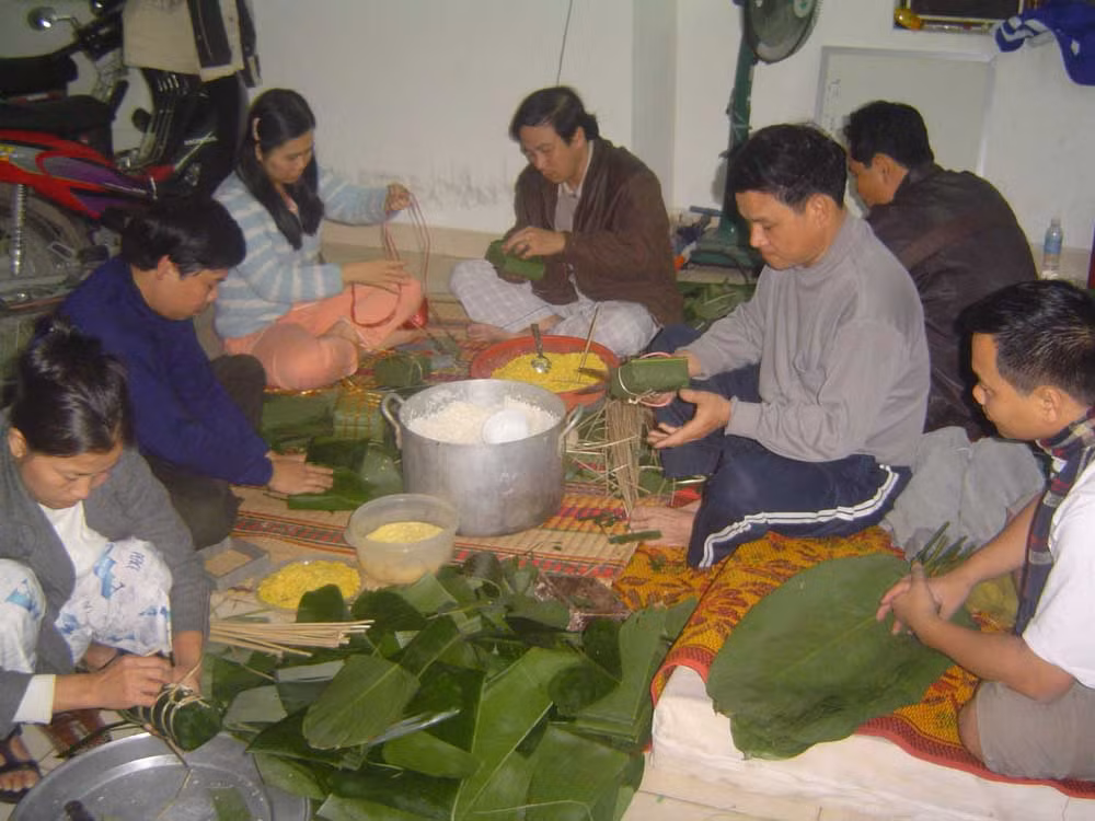 Chứng kiến lại những hình ảnh mà gia đình cùng nhau quây quần gói bánh chưng, nhiều dân mạng đã bày tỏ sự bồi hồi, thậm chí còn là xúc động chảy nước mắt khi được một lần hoài niệm về những hình ảnh mình đã trải qua.