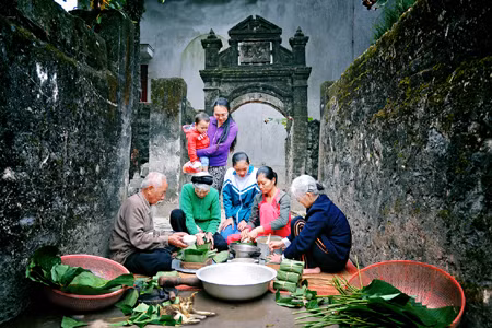 Phải nói rằng, xã hội ngày càng phát triển thì hình ảnh các gia đình ngồi quây quần bên nhau gói bánh chưng Tết lại càng ít đi. Thay vào đó là những chiếc bánh chưng được mua sẵn ngoài cửa hàng.