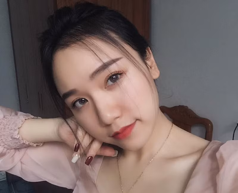 Nữ chính trong bức ảnh này là Lê Tuyết Mai, sinh năm 1997, hiện là giáo viên thực tập môn Toán, lớp 10, trường THPT Đông Sơn 1, tỉnh Thanh Hóa.