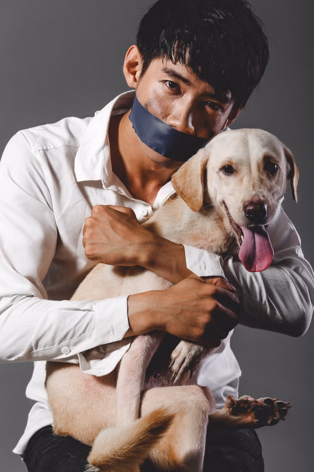 Đặc biệt trong bộ ảnh “Cậu bị sao thế?”, Quang Đăng đã quyết định hoán đổi vị trí giữa con người và chú chó. Anh quyết định tự bịt miệng mình thay cho chú chó bị buộc mõm bằng băng dính tại Bến Tre.