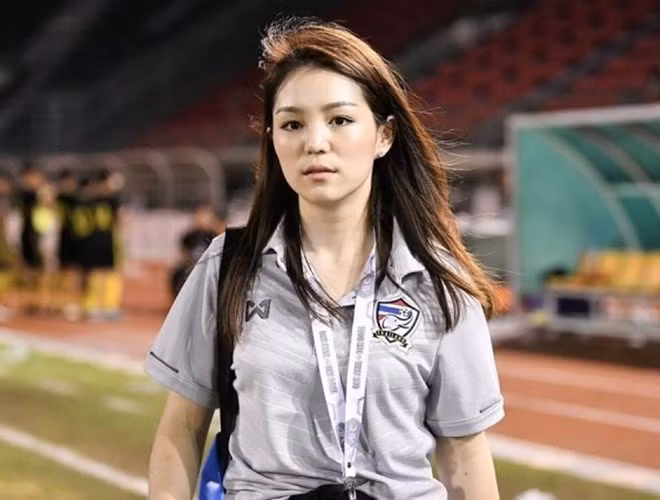 Có thể nói, trưởng đoàn bóng đá Thái Lan đang làm tất cả để đội U22 có thể bảo vệ thành công tấm huy chương vàng SEA Games, nhất là khi U22 Thái Lan không có thành tích tốt tại vòng loại U23 châu Á vừa qua. Ảnh trong bài: Facebook nhân vật.