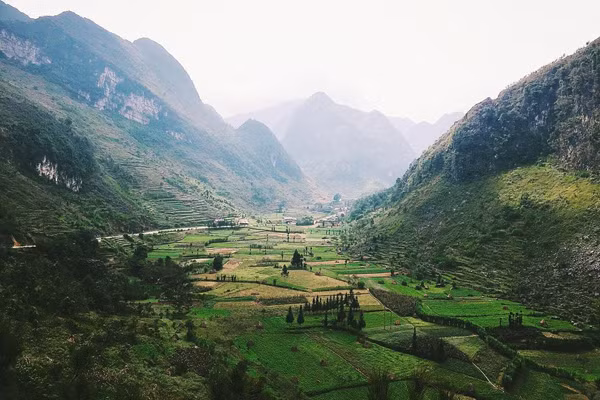 Đã từ rất lâu khi nhắc đến du lịch Hà Giang thì mọi người gọi nơi này là chốn mùa nào cũng đẹp. Chính bởi vẻ đẹp của thiên nhiên nơi đây luôn khoác lên mình chiếc áo rực rỡ và đẹp lạ lùng. (Ảnh: __1.3__).