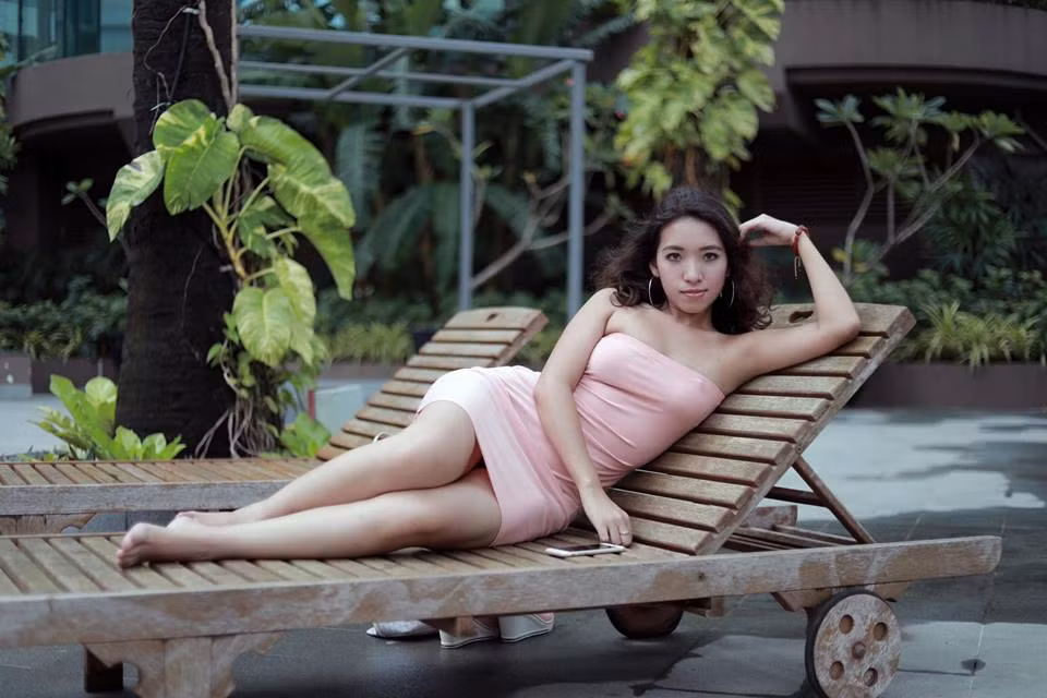 Nguyên nhân dẫn đến việc đình chỉ hoạt động y tế của nữ bác sĩ Myanmar là do cô nàng này đã cho đăng tải những hình ảnh không phù hợp với truyền thống của Myanmar.
