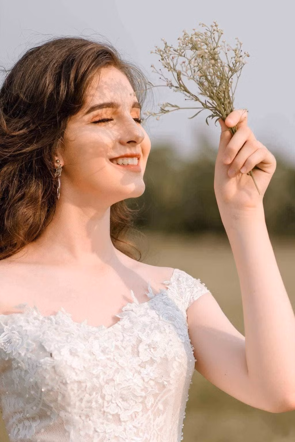 Ngọc Hằng có bố là người Nga, mẹ là người Việt Nam. Cô bạn con lại này sinh ra tại xứ sở bạch dương, đến năm 6 tuổi thì về quê mẹ sinh sống.