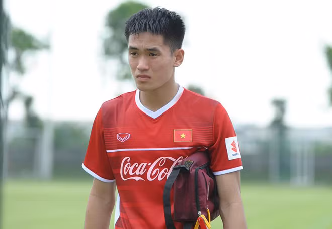 Vóc dáng thư sinh, gương mặt ưa nhìn, nước da trắng trẻo cùng nụ cười hiền lành là điều khiến chàng trung vệ đội tuyển U23 Việt Nam được các fan chú ý.