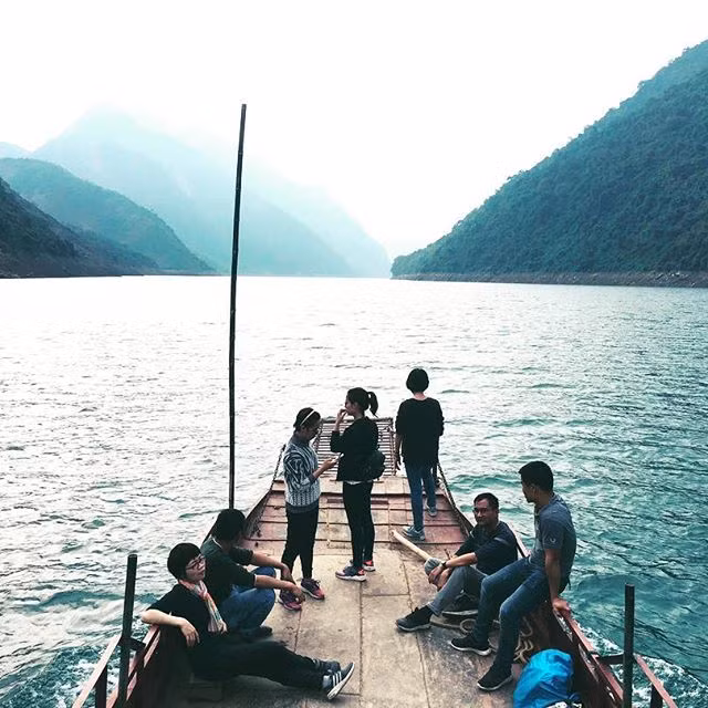 Đi cùng gia đình, bạn bè, công ty, các bạn có thể tổ chức những cuộc đua kayak nho nhỏ, tha hồ tạo dáng và thỏa thích, vui đùa, bơi lội dưới dòng nước hồ Hòa Bình xanh mát, trong và rất sạch.