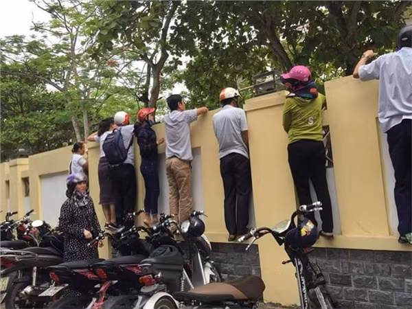 Con ngoi thi lop 10, cha me nhu tren dong lua ngoai duong
