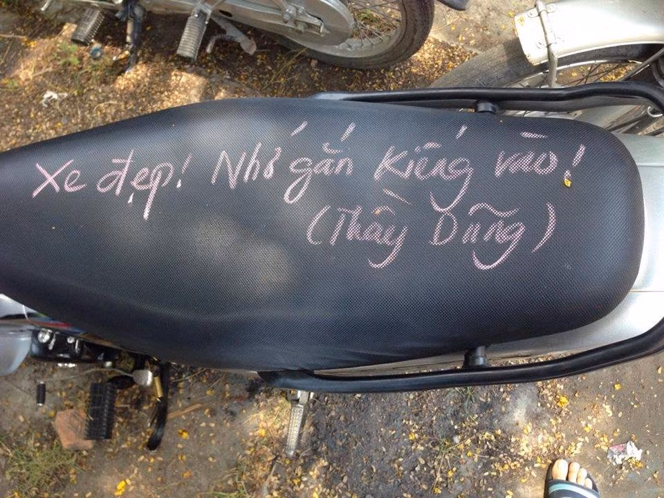 Theo những bức ảnh được đăng tải, thay vì răn đe học sinh bằng cách gọi loa hay mời phụ huynh đến trường thì thầy giáo Đồng Tháp trên đã nhắc nhở học trò một cách nhẹ nhàng, tình cảm bằng câu chữ khá hay và không quên đính kèm thêm tên mình.