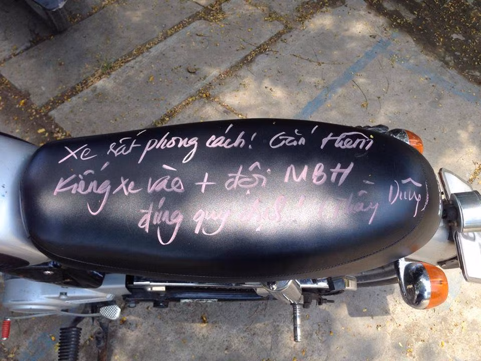 Chỉ sau vài giờ, bài đăng "Những dòng chữ viết trên yên xe" của thầy giáo THPT tại Đồng Tháp nhanh chóng thu hút hơn 30.000 like (thích), cùng hàng nghìn bình luận.