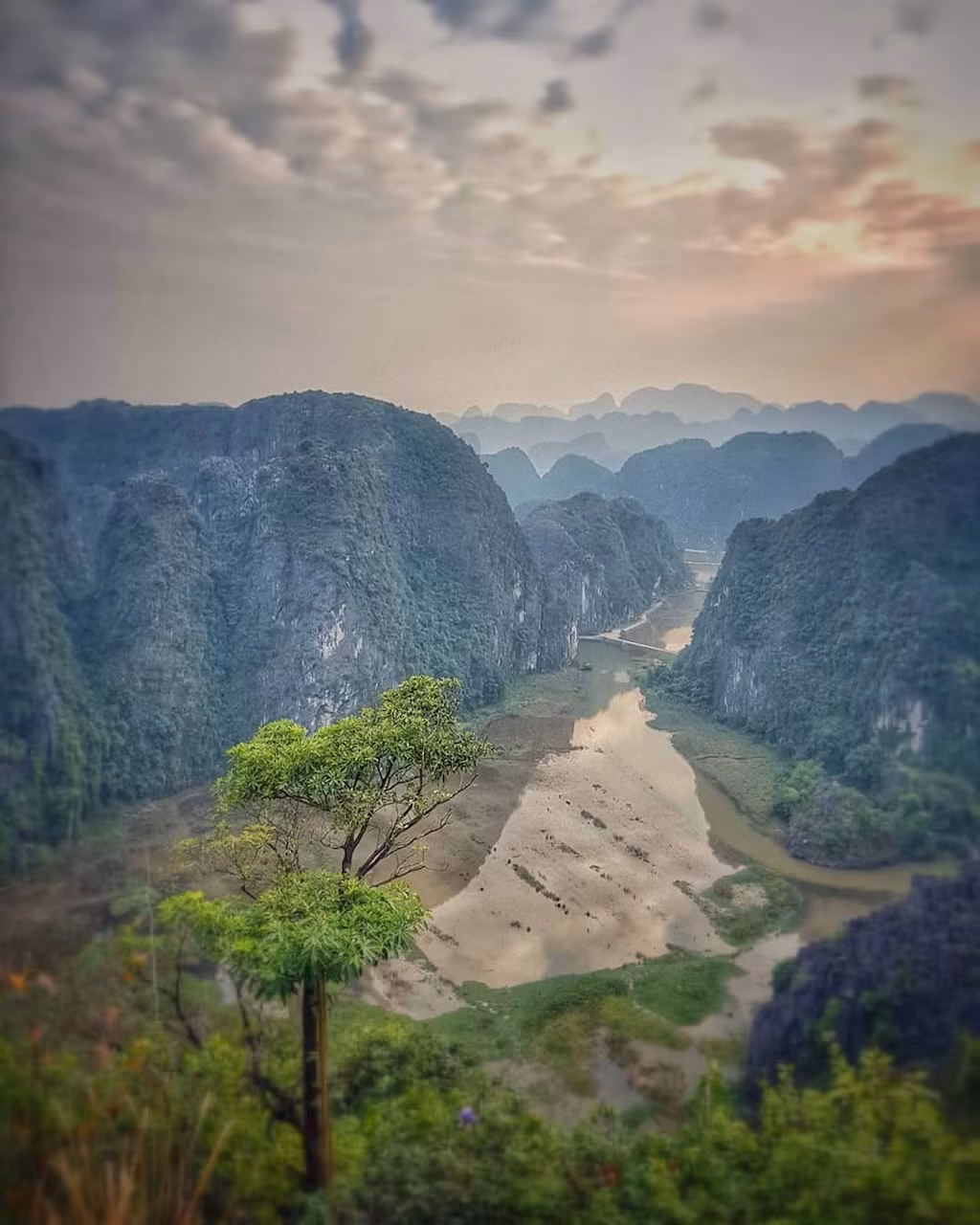 Nằm gần cụm khu du lịch Tràng An - Tam Cốc- Bái Đính, Hàng Múa là một trong những địa điểm đẹp nhất Ninh Bình. Đây vừa là điểm du lịch sinh thái vừa là nơi nghỉ dưỡng ngắn ngày trong dịp nghỉ Tết Nguyên đán được nhiều bạn trẻ lựa chọn.