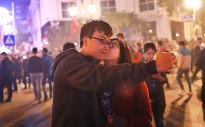 Theo nhiều bạn trẻ, những nụ hôn giao thừa giữa dòng người đông đúc đúng vào thời điểm chuông đồng hồ điểm 12 tiếng là điều thật tuyệt vời.