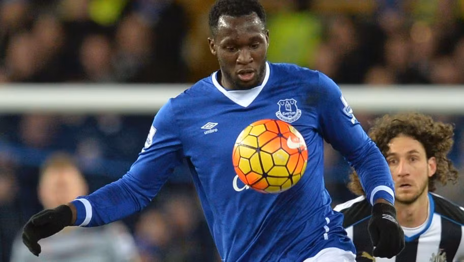 Chelsea đã sai lầm khi để một tiền đạo tốt như Romelu Lukaku ra đi, đó là nhận xét của HLV tạm quyền của The Blues là Guus Hiddink. Thế nhưng, chính việc buộc phải ra đi giúp tiền đạo người Bỉ tìm được chính mình tại một CLB mới, giàu khát vọng như Everton.