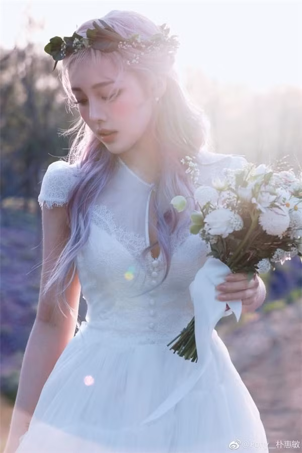 Pony sinh năm 1992 hiện đang sinh sống và làm việc tại thành phố Seoul (Hàn Quốc). Nhờ ngoại hình đẹp, cô nàng blogger xinh đẹp này từng là người mẫu online cho sản phẩm tóc giả và quần áo. Những năm tháng làm người mẫu đã giúp cô có được kinh nghiệm về trang điểm, làm tóc, dưỡng da.