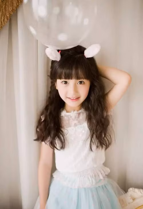 Nhiều dân mạng còn thổ lộ rằng, ước gì mình có con gái giống Bùi Gia Hân.
