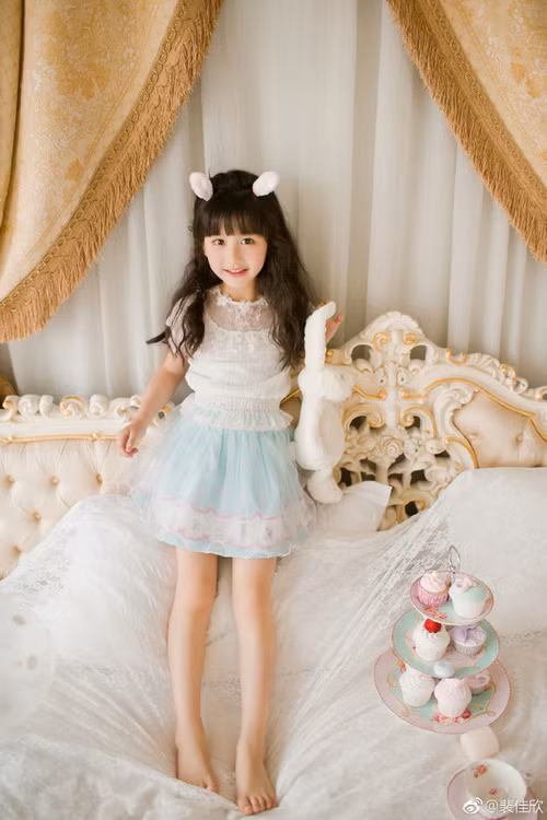 Để đảm bảo có thể tới trường, bố mẹ Gia Hân đã phải giúp đỡ cô bé rất nhiều trong việc quản lý thời gian chụp hình, quay quảng cáo để cân đối được thời gian chơi, học, làm việc cho bé. Ảnh trong bài: Weibo nhân vật.