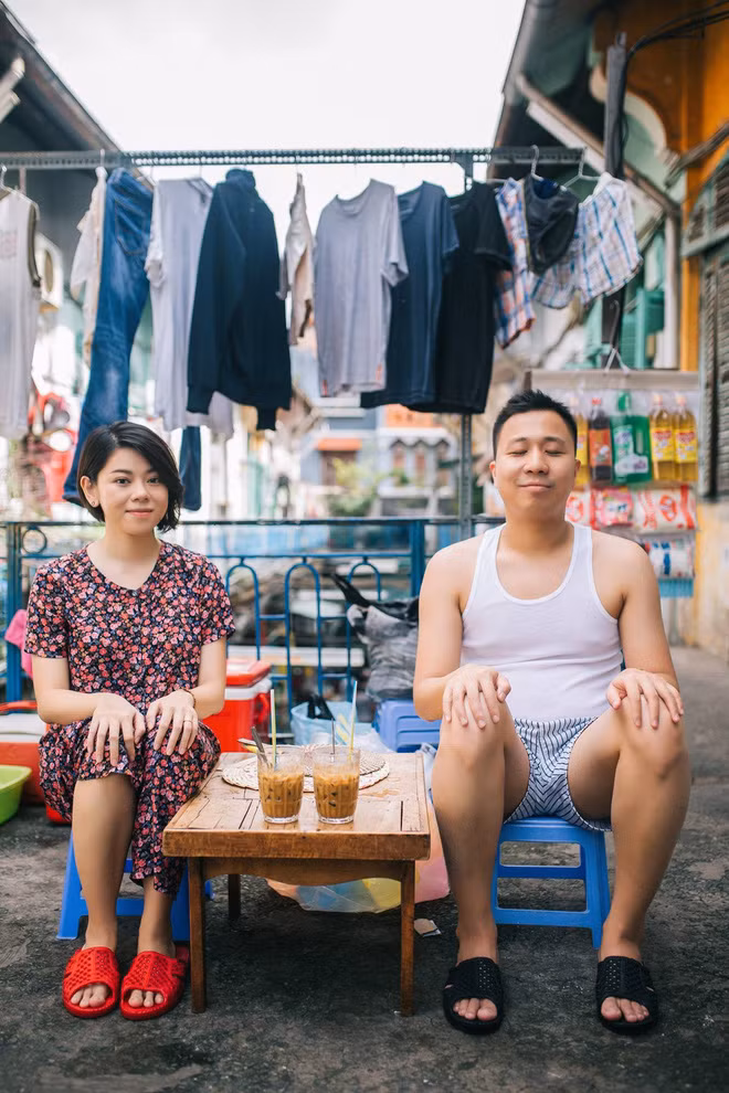 Nhưng khi tình yêu của cả Hồng Ngọc và Tuấn Anh đã quá lớn để quyết tâm yêu xa. Khi đó, cặp đôi này đã hứa với nhau là cứ ba tuần sẽ gặp nhau một lần, luân phiên bay ra Hà Nội hoặc vào Sài Gòn, tranh thủ từng chuyến công tác để dành ra thêm mấy ngày cho nhau.