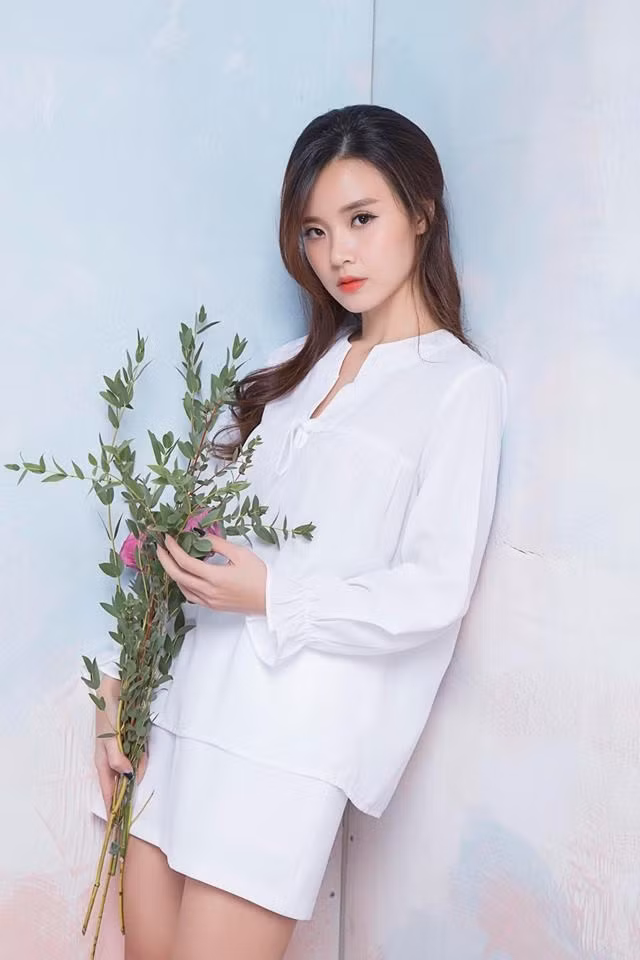 Nữ diễn viên 8X từng vướng tin đồn hẹn hò bạn thân của bạn trai cũ. Tuy nhiên, Midu giữ im lặng và tập trung cho công việc.