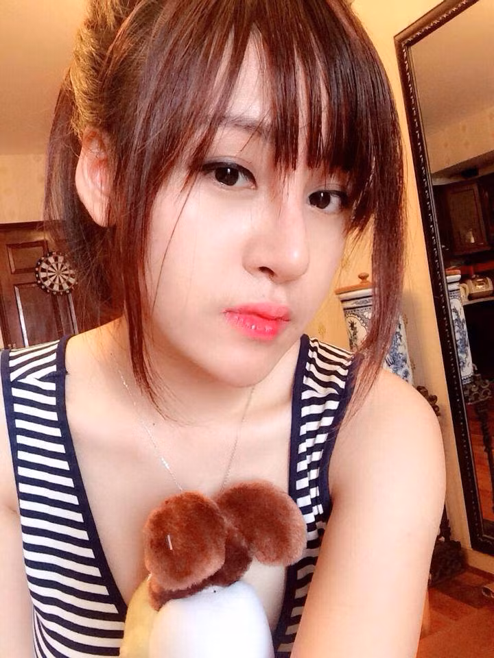 Bà Tưng không chỉ thay đổi từ những lần xuất hiện trước công chúng mà còn thay đổi cả trong cách ăn mặc thường ngày.