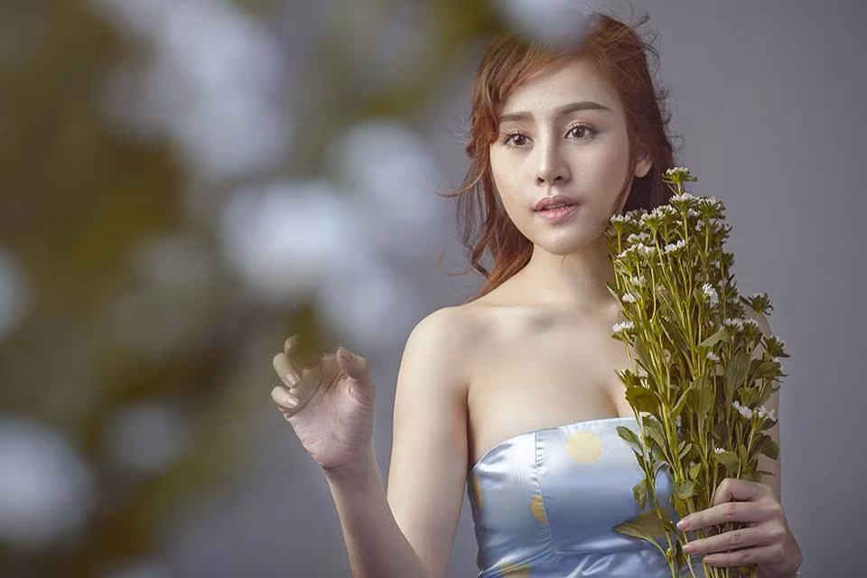 Từ một nhân vật luôn phát ngôn gây sốc và phong cách thời trang hở “bạo liệt”, Huyền Anh đã có cú “chuyển mình” kinh ngạc khi chăm chút hình ảnh bản thân trở nên kín đáo và ngoan hiền, thuận mắt công chúng hơn rất nhiều lần.