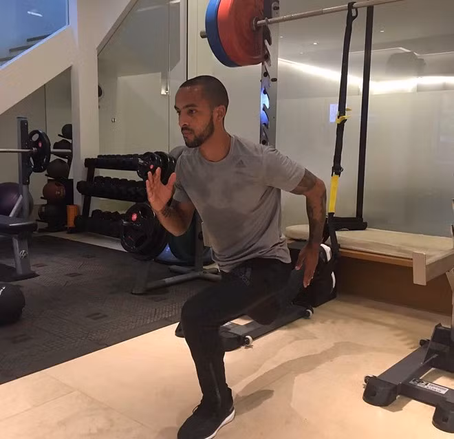 Cũng giam mình trong phòng tập, Theo Walcott hy vọng sẽ cải thiện phong độ ở mùa giải mới để tìm lại vị trí trong màu áo Arsenal và tuyển Anh.