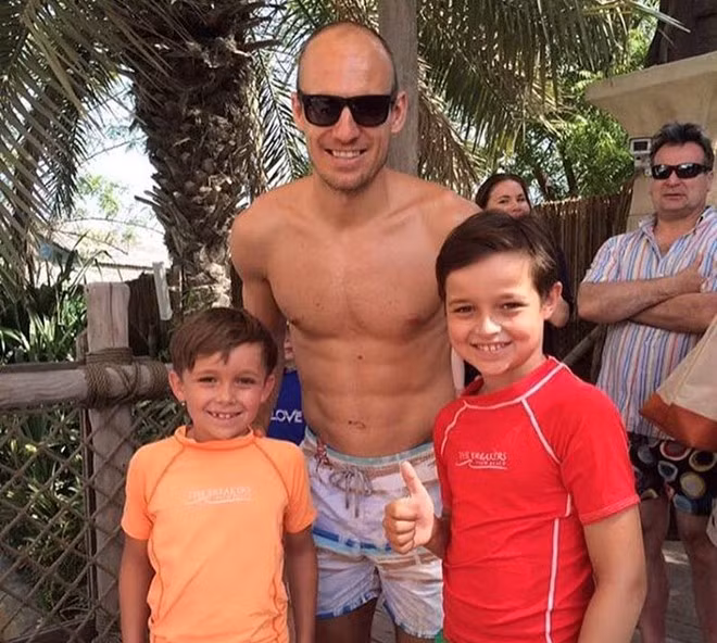 Tuyển Hà Lan bất ngờ thất bại trong chiến dịch giành vé dự Euro 2016. Arjen Robben đành tìm vui ở thiên đường nghỉ dưỡng Dubai. Anh vui vẻ chụp hình cùng các em nhỏ hâm mộ.