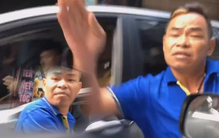 Lai o to nguoc chieu gay tac duong, tai xe ngang nguoc chui bay, danh nguoi nhac