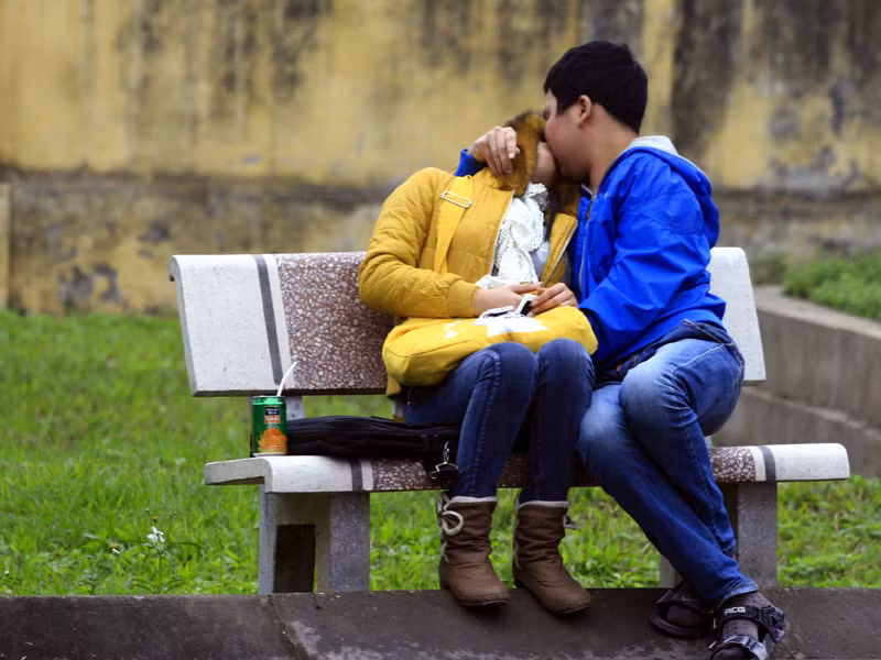 Thời gian gần đây, có khá nhiều trường hợp các bạn trẻ Việt Nam ôm hôn, thậm chí diễn cảnh yêu đương quá đà nơi công cộng.